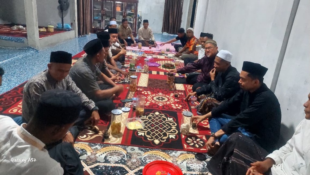 Silaturrahmi dengan guru Majlis Ta'lim Gampong Kupula pada malam Hari Raya