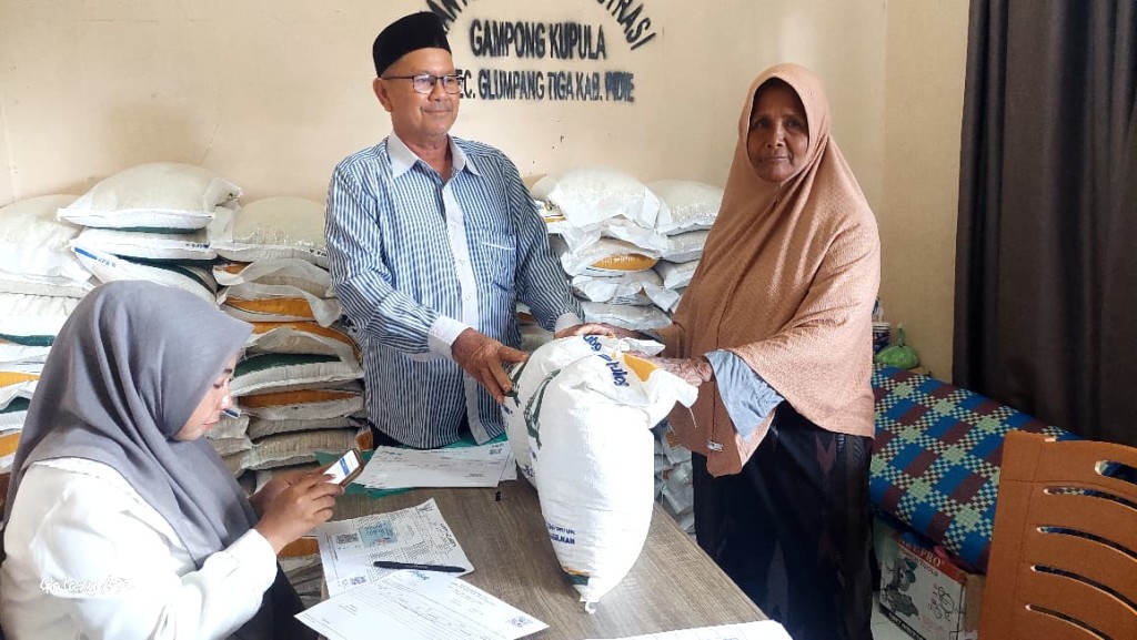Penyerahan Bantuan Pangan Bulog untuk Warga Gampong Kupula